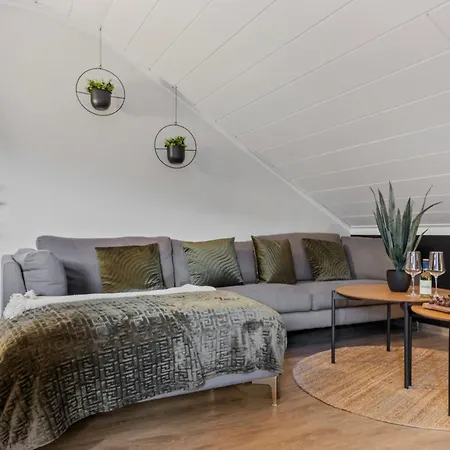Upper Room: Mit Exklusiver Ausstattung-ausblick Auf Weinberge&mandelbluetenpfad * Neustadt an der Weinstraße